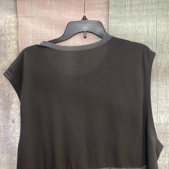 - Brand new with tags Men’s Reebok active tank top. Top has a small thread… - Picture 13 of 16